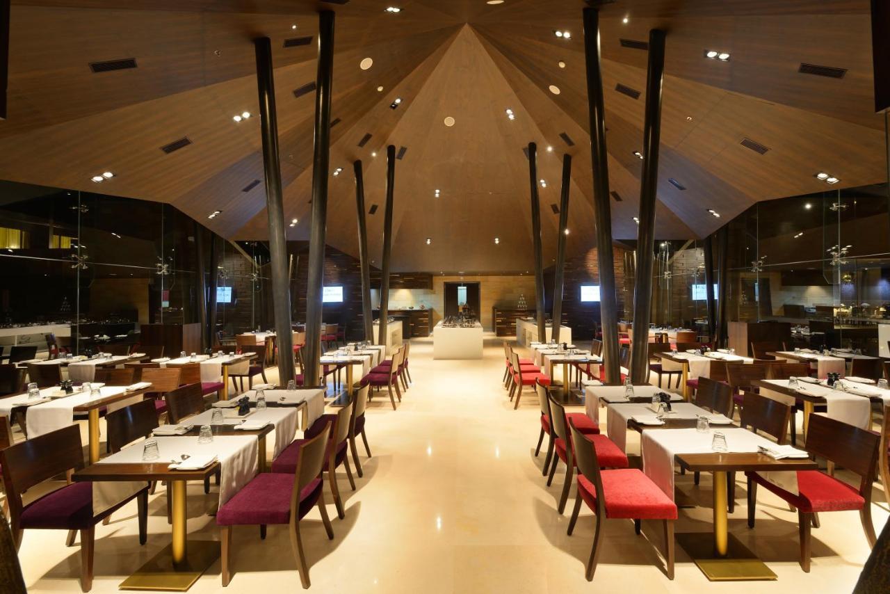 Marasa Sarovar Premiere Tirupati Luaran gambar The interior of the restaurant