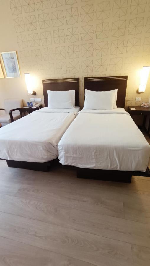 Marasa Sarovar Premiere Tirupati Luaran gambar Two single beds