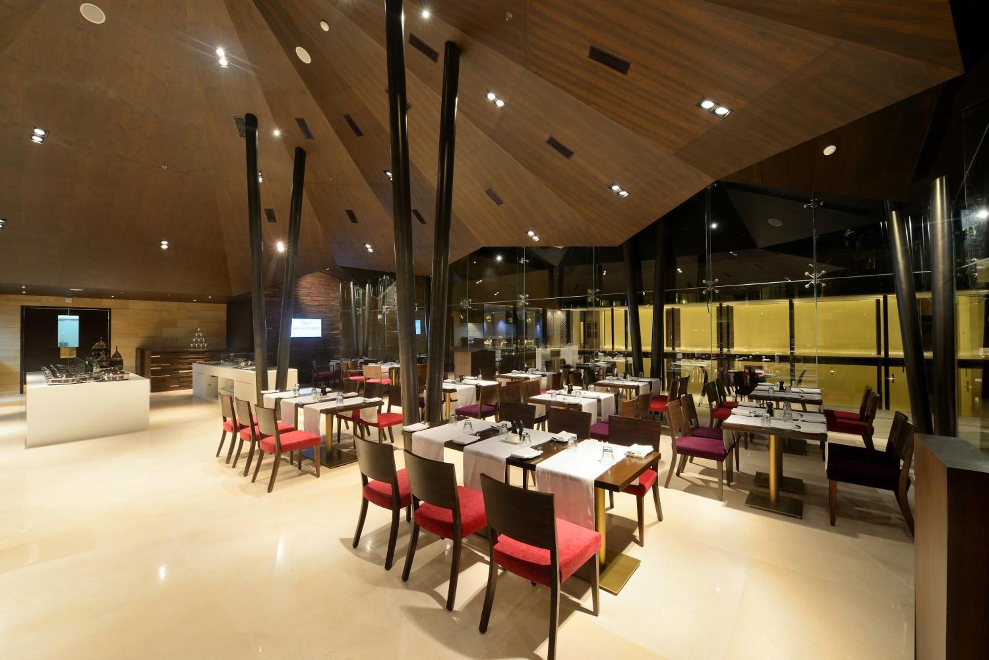 Marasa Sarovar Premiere Tirupati Luaran gambar The restaurant