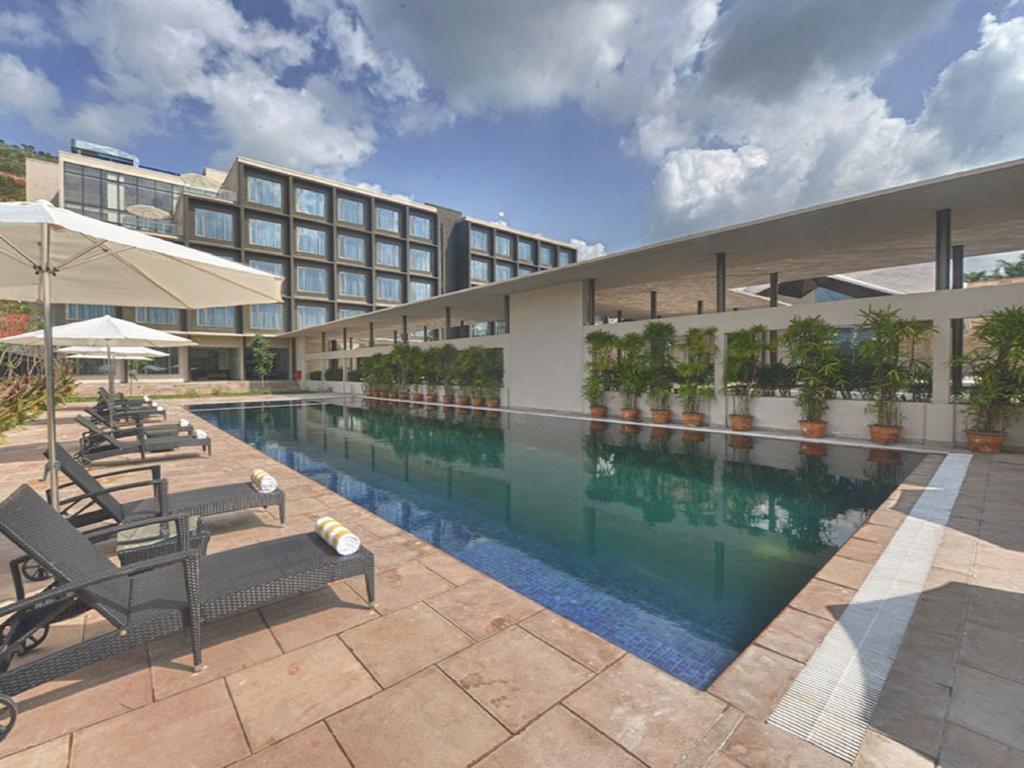 Marasa Sarovar Premiere Tirupati Luaran gambar The swimming pool at the hotel