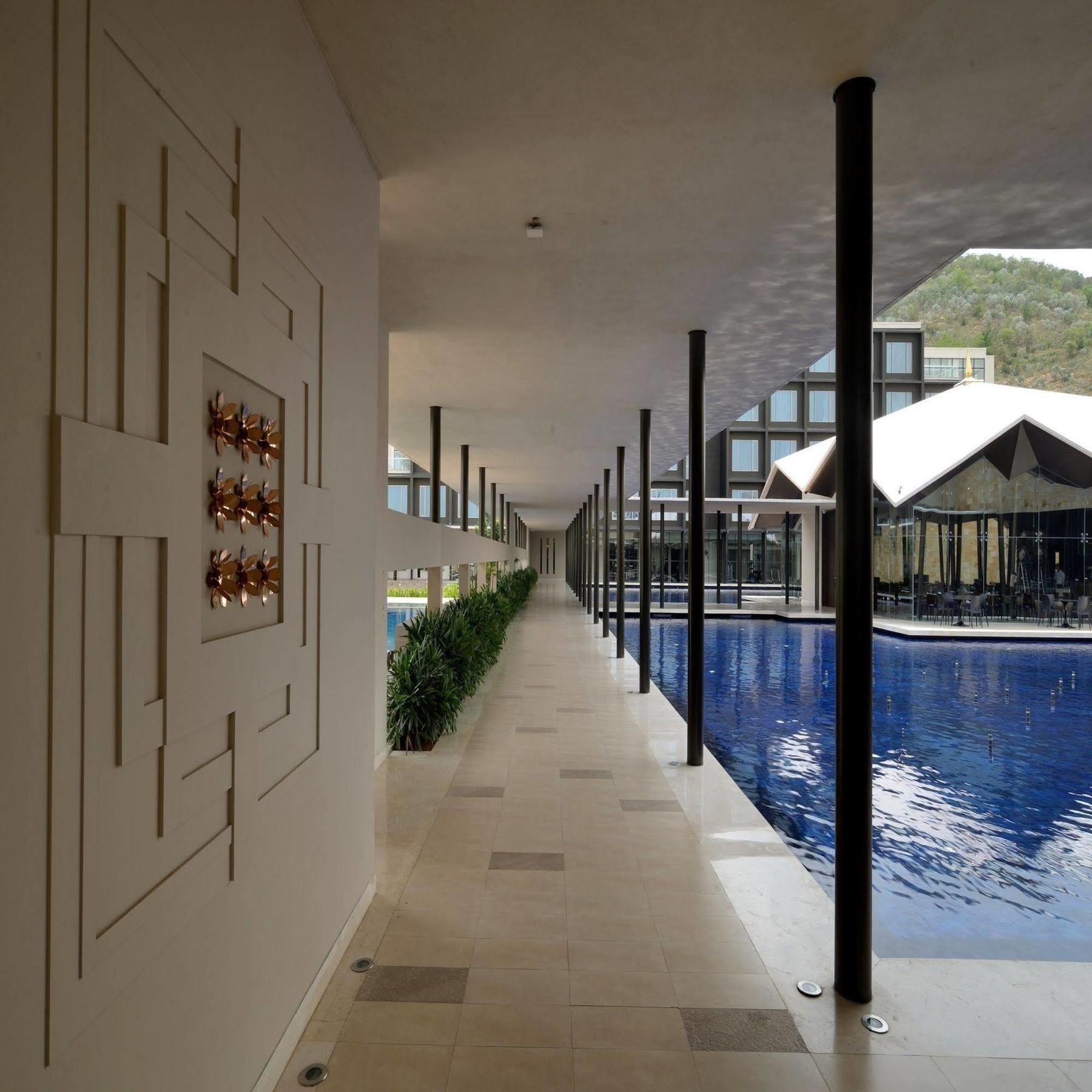 Marasa Sarovar Premiere Tirupati Luaran gambar The interior of the hotel