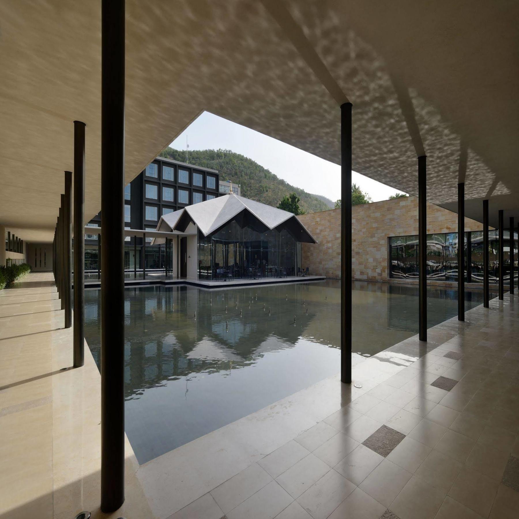 Marasa Sarovar Premiere Tirupati Luaran gambar The hotel's interior